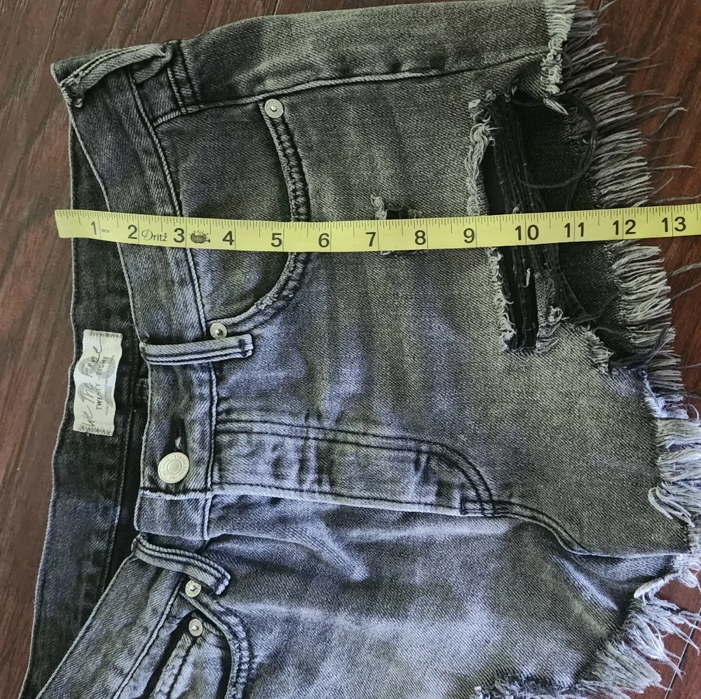 FREE PEOPLE BLACK JEANS SHORTS ✨️⭐️